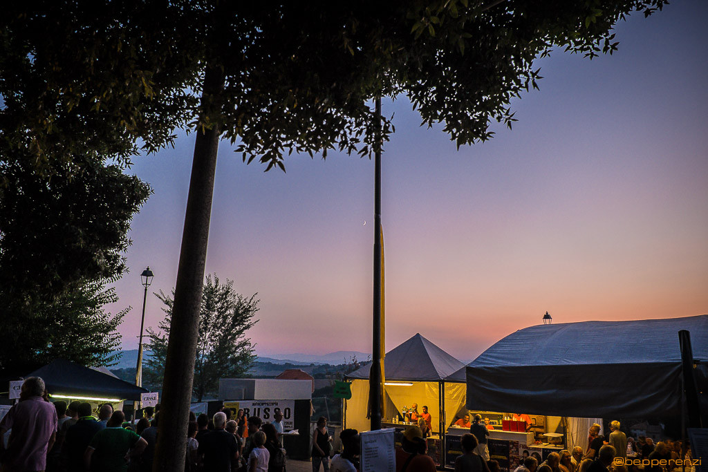 La luna fa capolino sullo stand alimentare della festa di Novilara