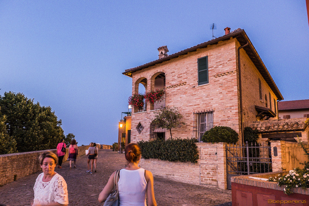 Bella abitazione al balcone fiorito, lungo le mura di Novilara